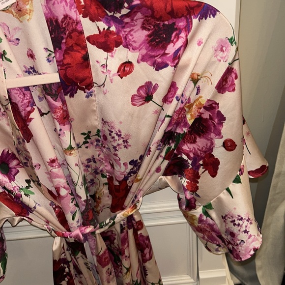 Floral Victoria Secret robe - Picture 6 of 7